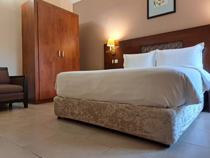 /web/uploads/116/Savoy Summerset Hotel/room-photos/Standard Suite/savoy standard2.jpg